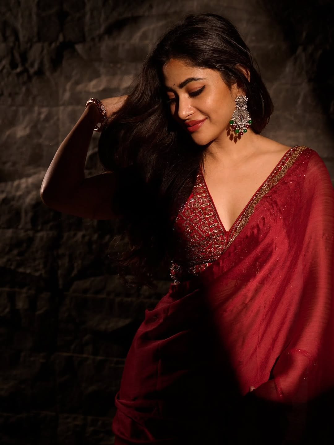 Adhya Thakur Stunning Red Silk Saree Look HD Images (9)