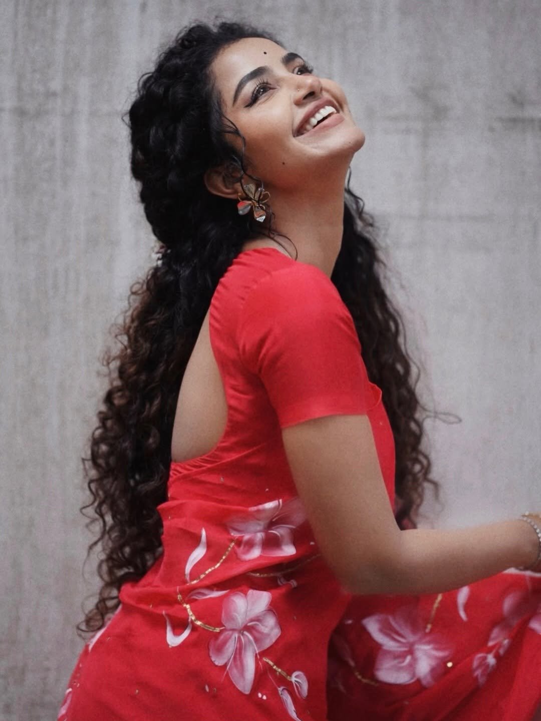 Anupama Parameswaran Stunning Red Saree Photos (1)