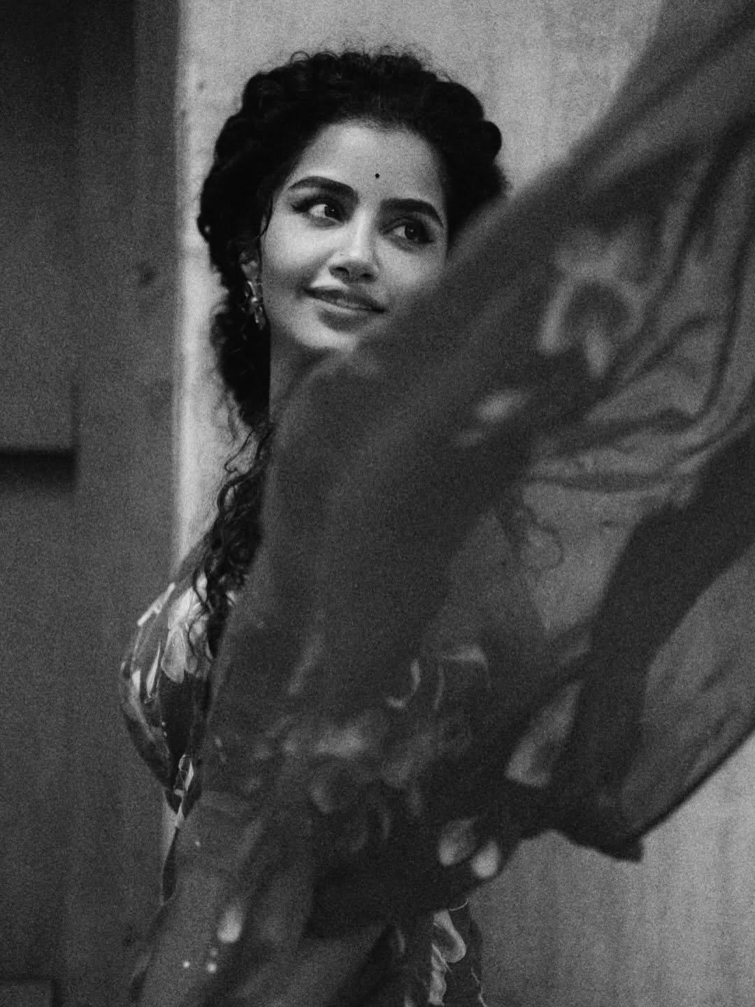 Anupama Parameswaran Stunning Red Saree Photos (8)