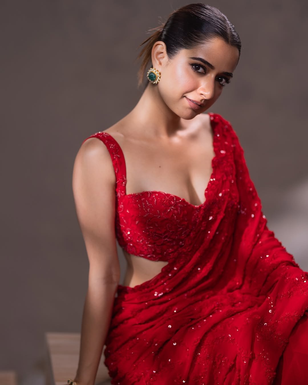 Ashika Ranganath Glamorous Red Saree HD Images (3)