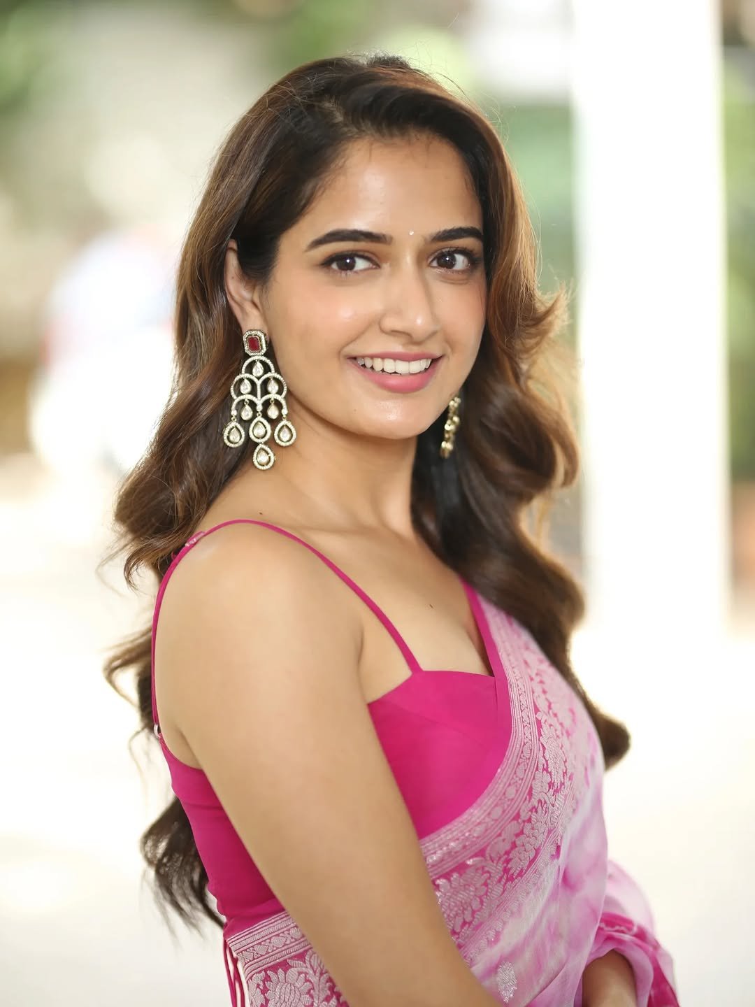 Ashika Ranganath Looks Gorgeous in Pink Saree (1)