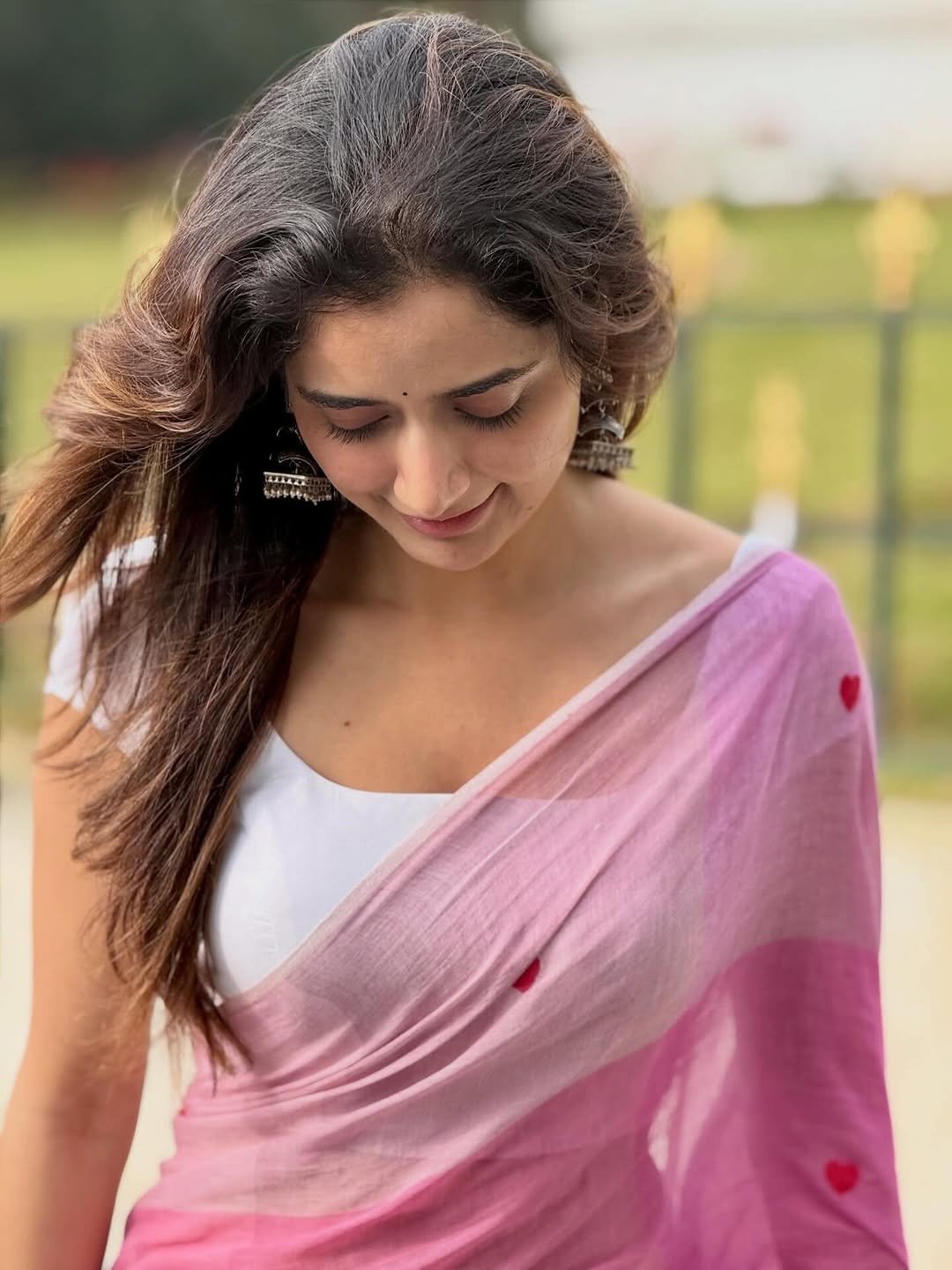 Ashika Ranganath Looks Gorgeous in Pink Saree (18)