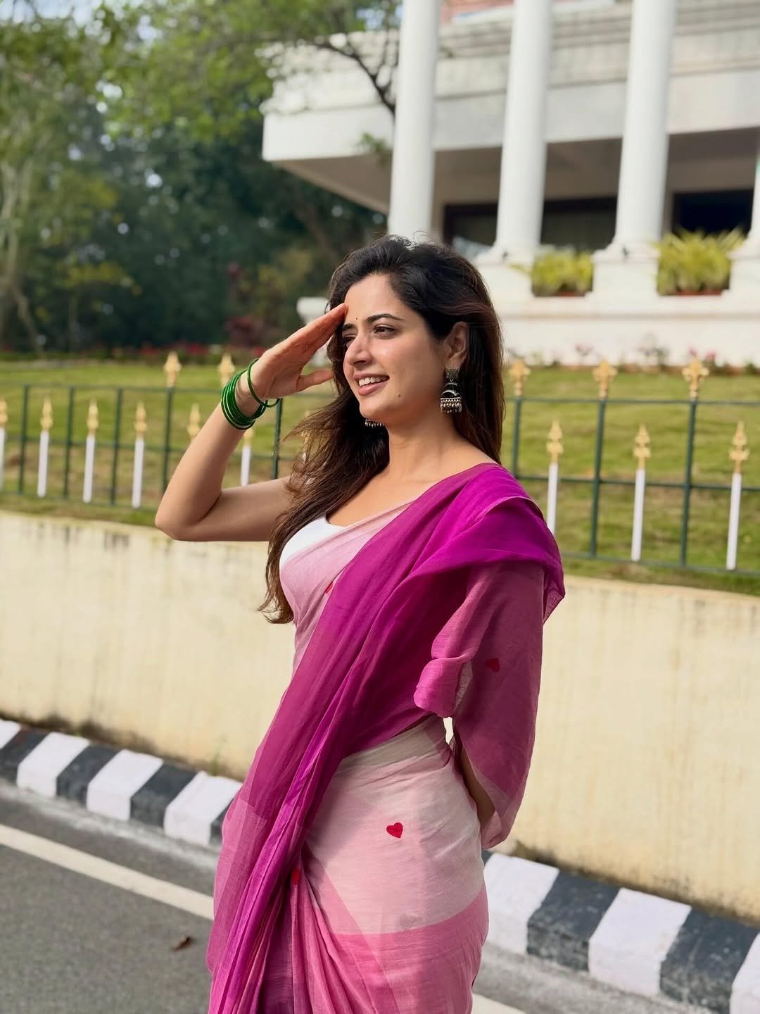 Ashika Ranganath Looks Gorgeous in Pink Saree (19)
