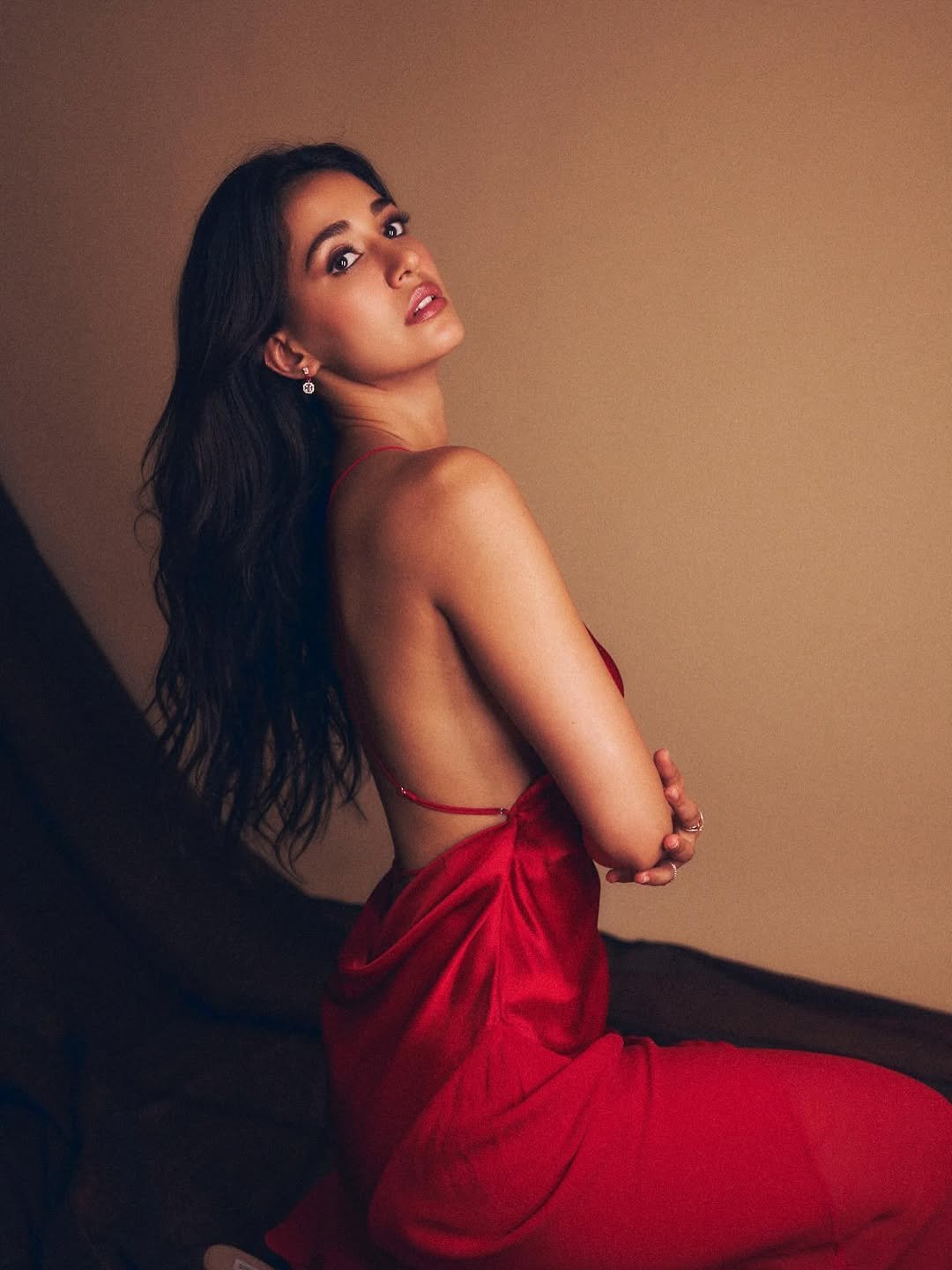 Disha Patani Stuns in Bold Red Satin Gown – Latest HD Photos Go Viral (12)