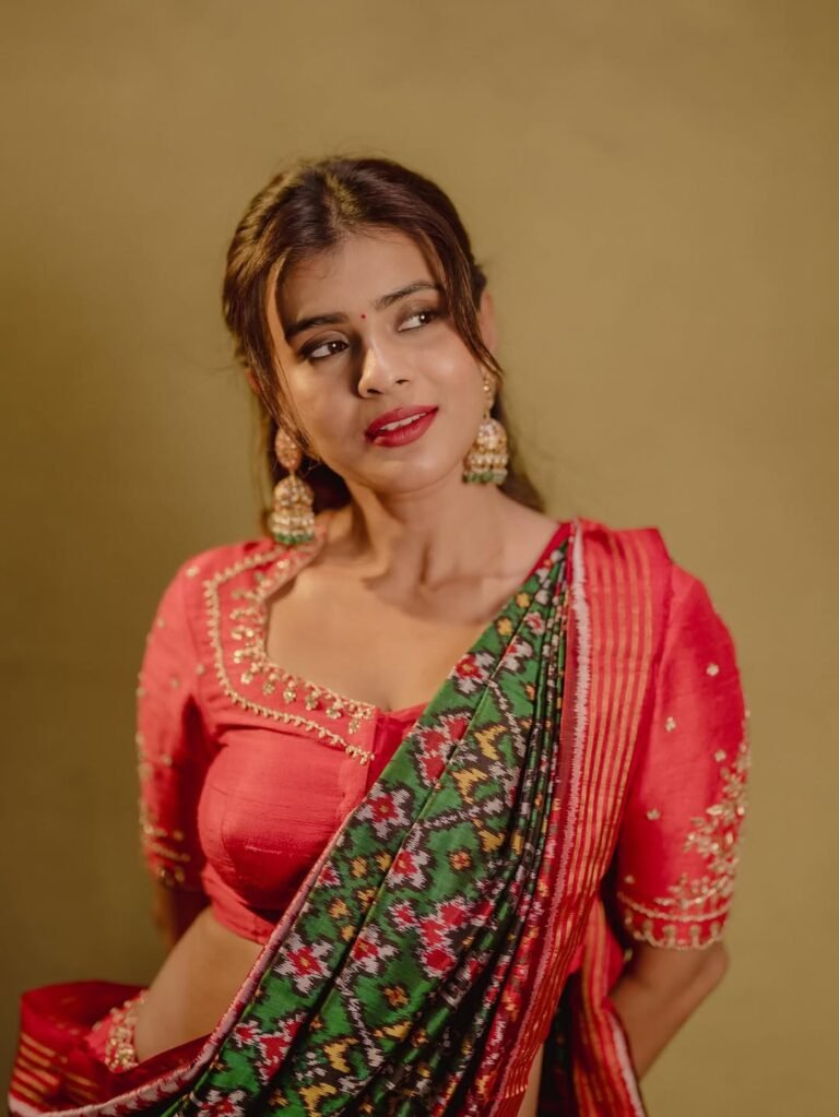 Hebah Patel Looks Gorgeous in Red & Green Traditional Saree trending celebrity photos