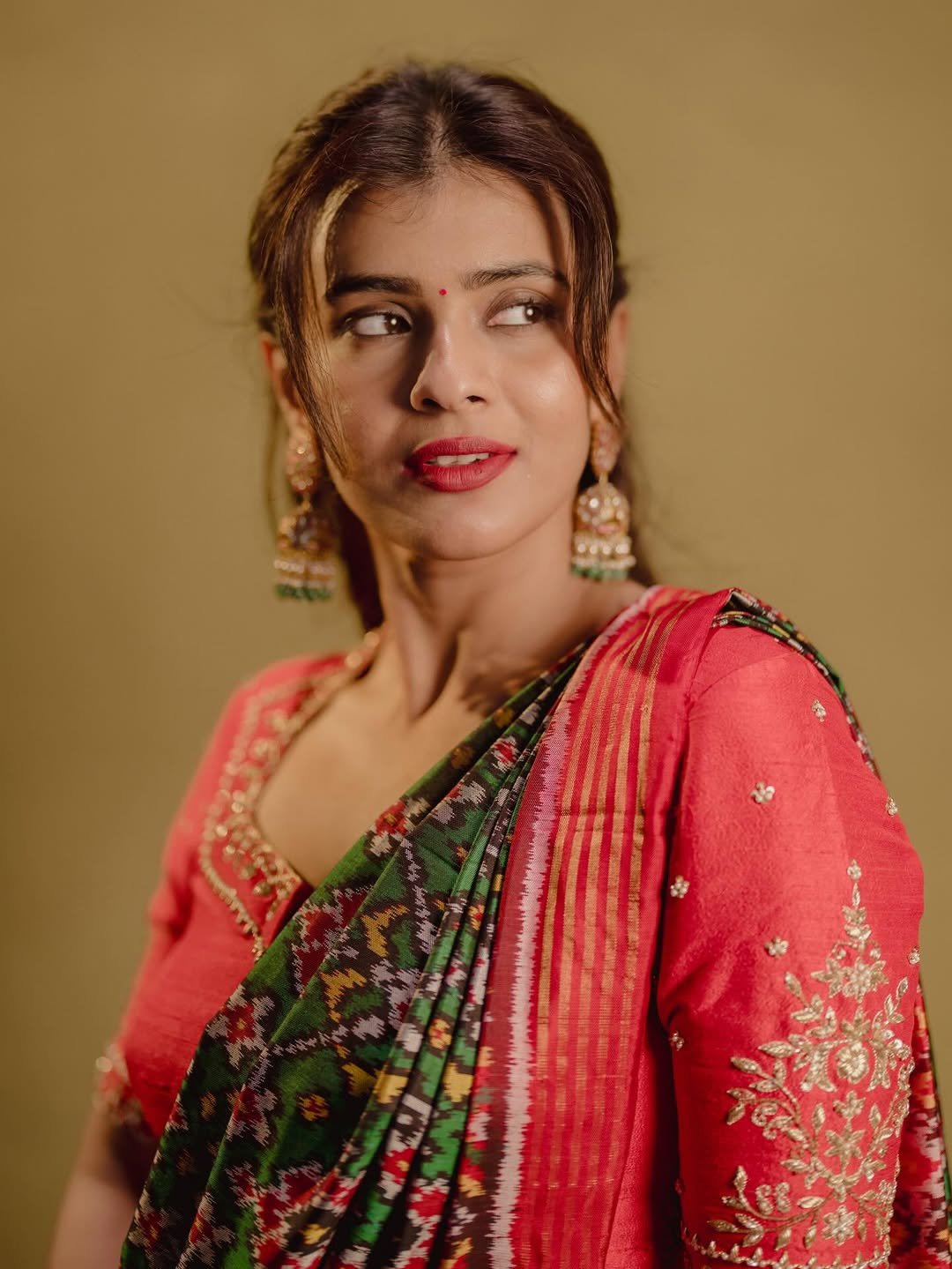 Hebah Patel Looks Gorgeous in Red & Green Traditional Saree (10)