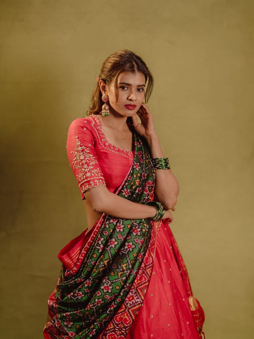 Hebah Patel Looks Gorgeous in Red & Green Traditional Saree (11)