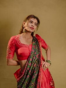 Hebah Patel Looks Gorgeous in Red & Green Traditional Saree latest HD photos