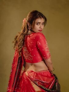 Hebah Patel Looks Gorgeous in Red & Green Traditional Saree beautiful outfit images