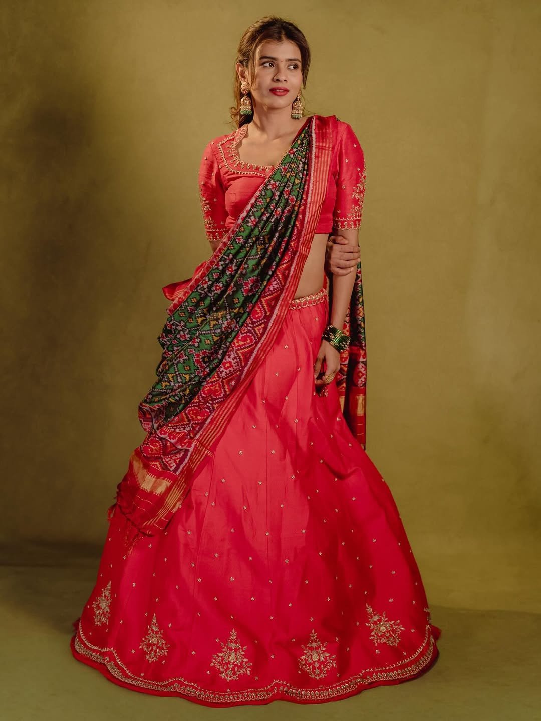 Hebah Patel Looks Gorgeous in Red & Green Traditional Saree (3)