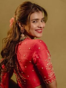 Hebah Patel Looks Gorgeous in Red & Green Traditional Saree latest HD photos