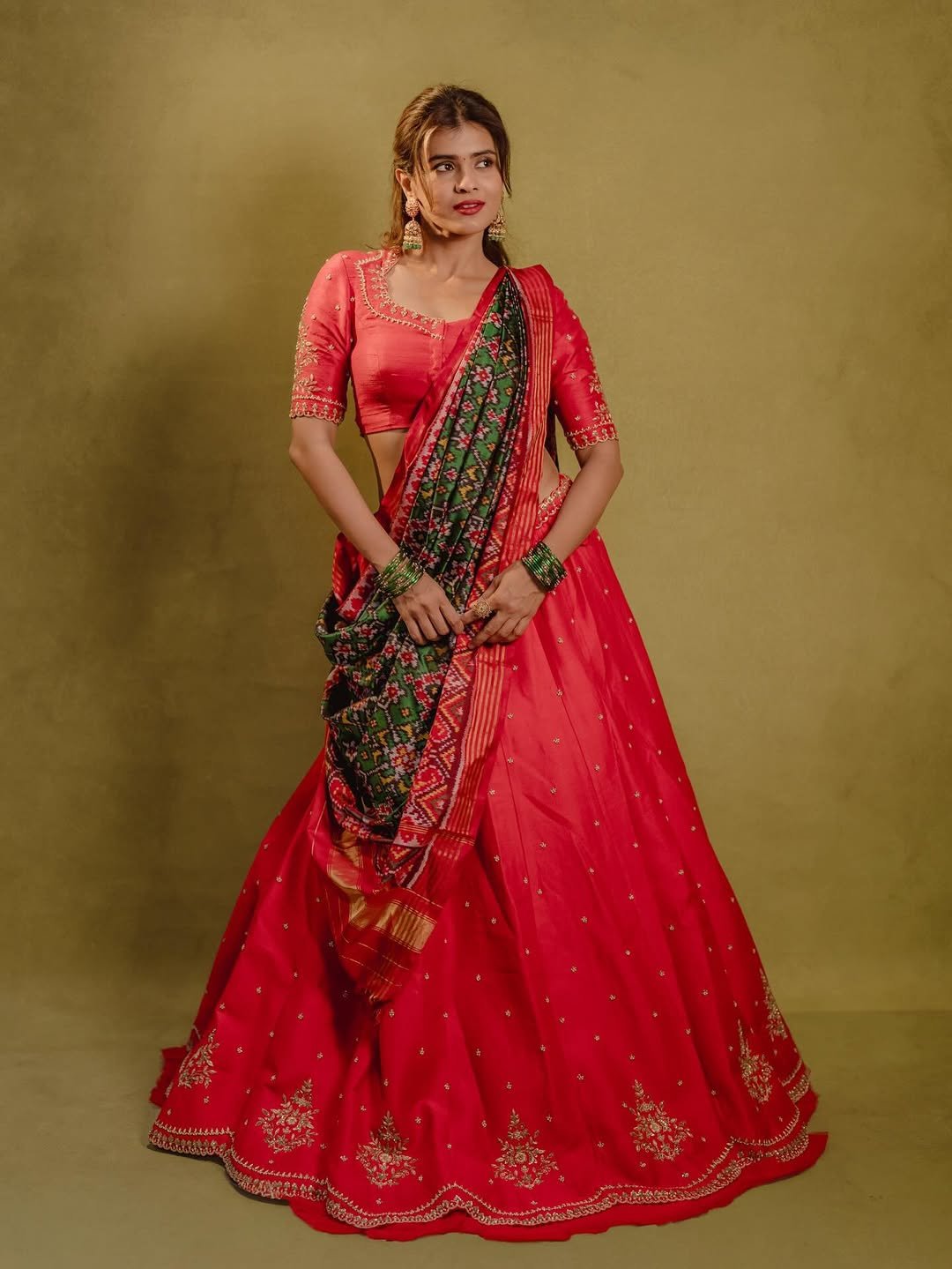 Hebah Patel Looks Gorgeous in Red & Green Traditional Saree (5)