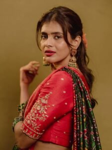 Hebah Patel Looks Gorgeous in Red & Green Traditional Saree beautiful outfit images