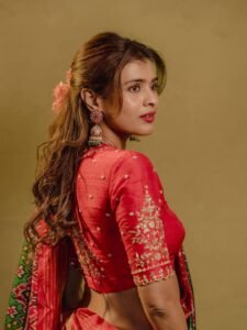 Hebah Patel Looks Gorgeous in Red & Green Traditional Saree stunning fashion look