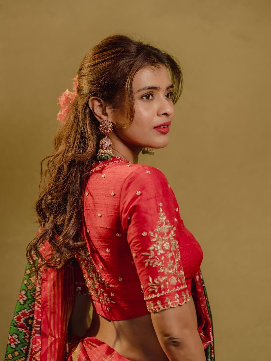 Hebah Patel Looks Gorgeous in Red & Green Traditional Saree (7)