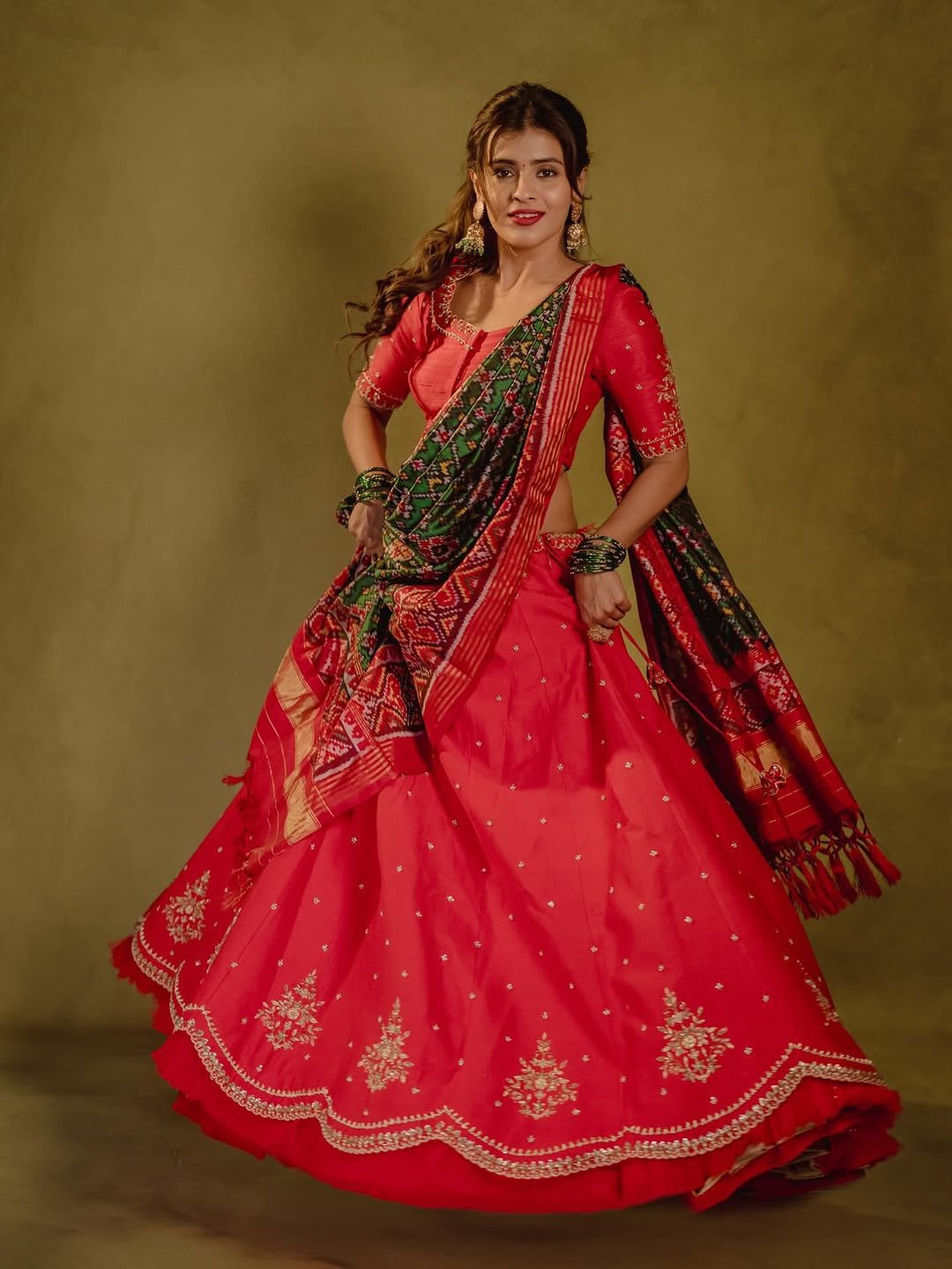 Hebah Patel Looks Gorgeous in Red & Green Traditional Saree (8)