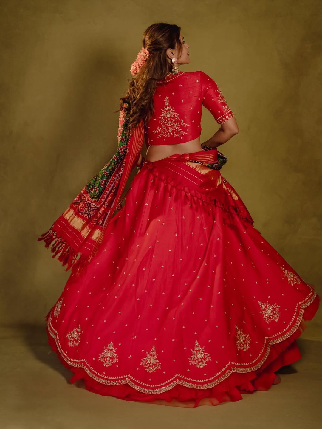 Hebah Patel Looks Gorgeous in Red & Green Traditional Saree (9)