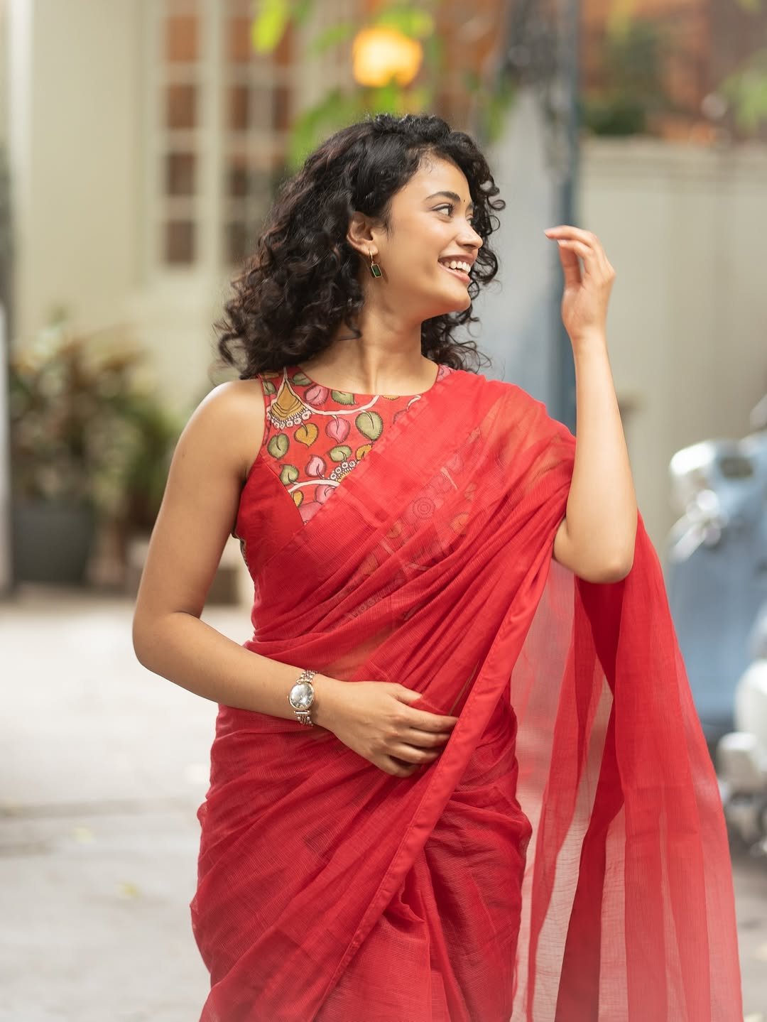 Ira Dayanand Reddy Looks Stunning in Red Saree – Latest HD Photos (4)
