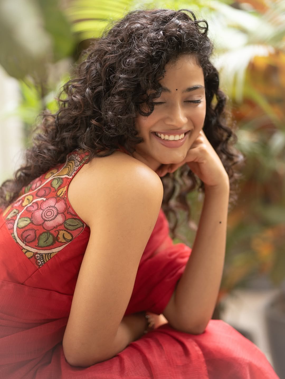 Ira Dayanand Reddy Looks Stunning in Red Saree – Latest HD Photos (5)