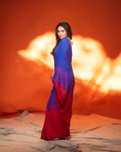 Kayadu Lohar Looks Gorgeous in Blue Saree – Latest HD Photos (2)