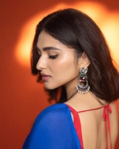 Kayadu Lohar Looks Gorgeous in Blue Saree – Latest HD Photos (3)