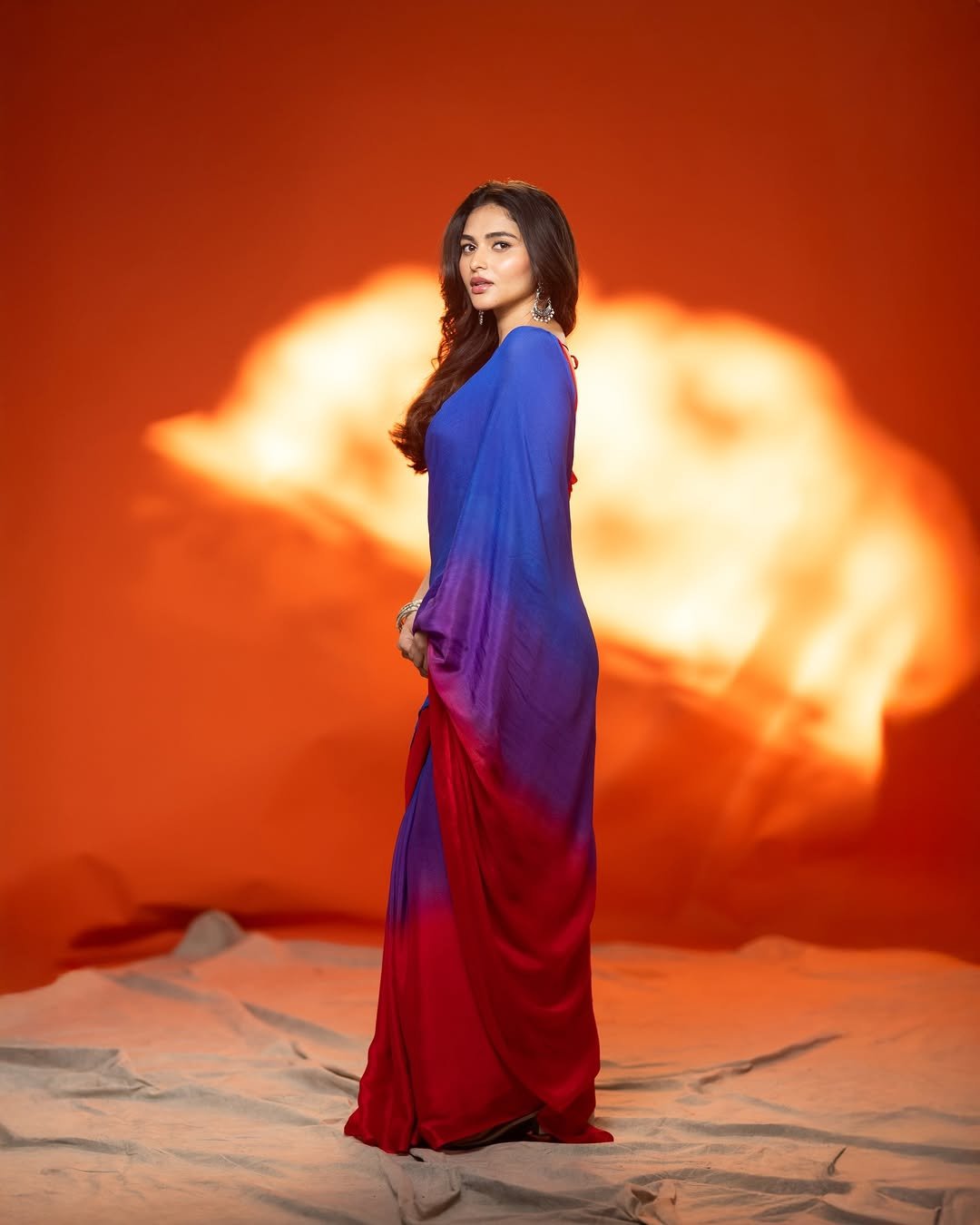 Kayadu Lohar Looks Gorgeous in Blue Saree – Latest HD Photos (5)