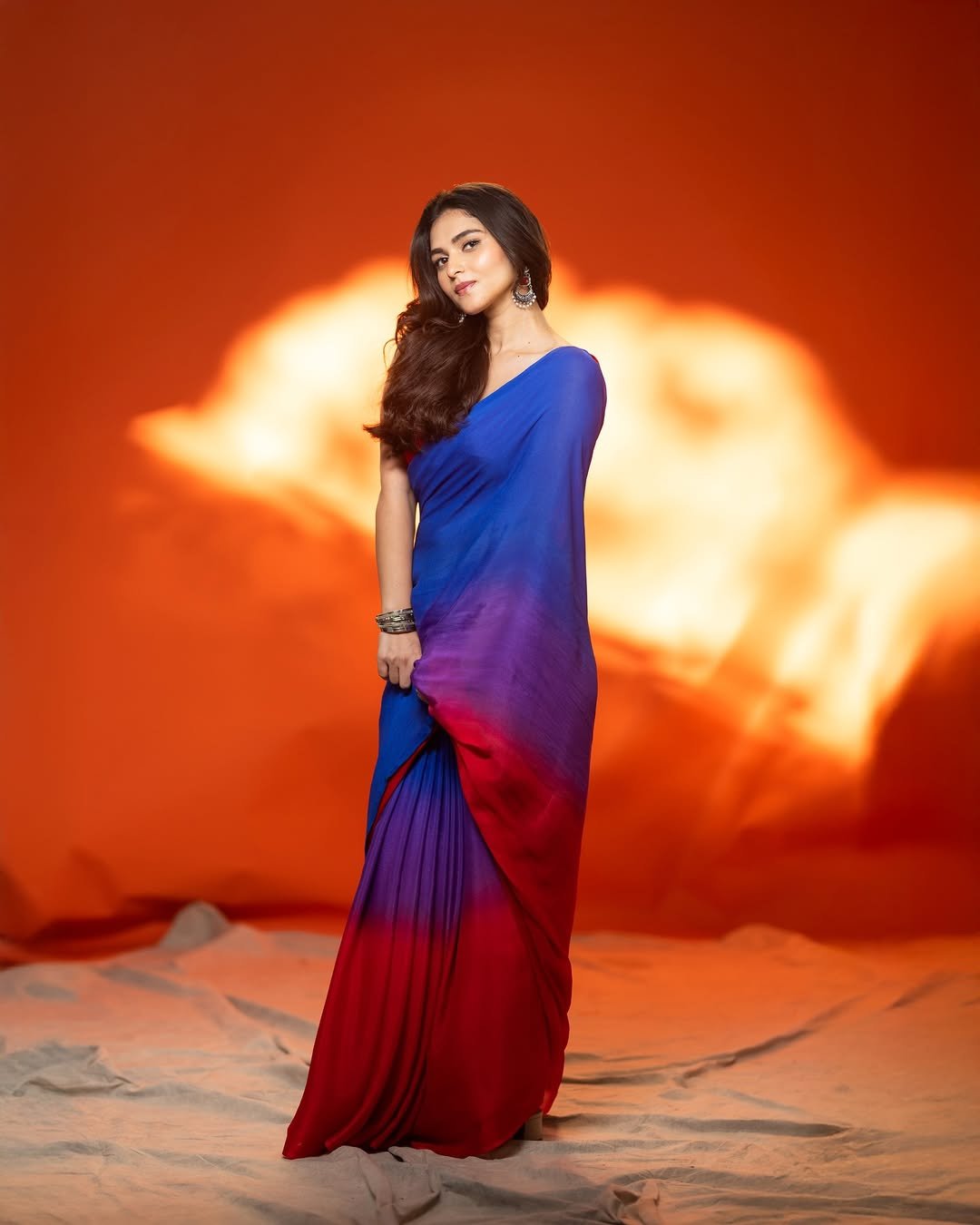 Kayadu Lohar Looks Gorgeous in Blue Saree – Latest HD Photos (9)