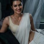 Kriti Sanon Stuns in Elegant White Saree – AI Generated Photos (11)