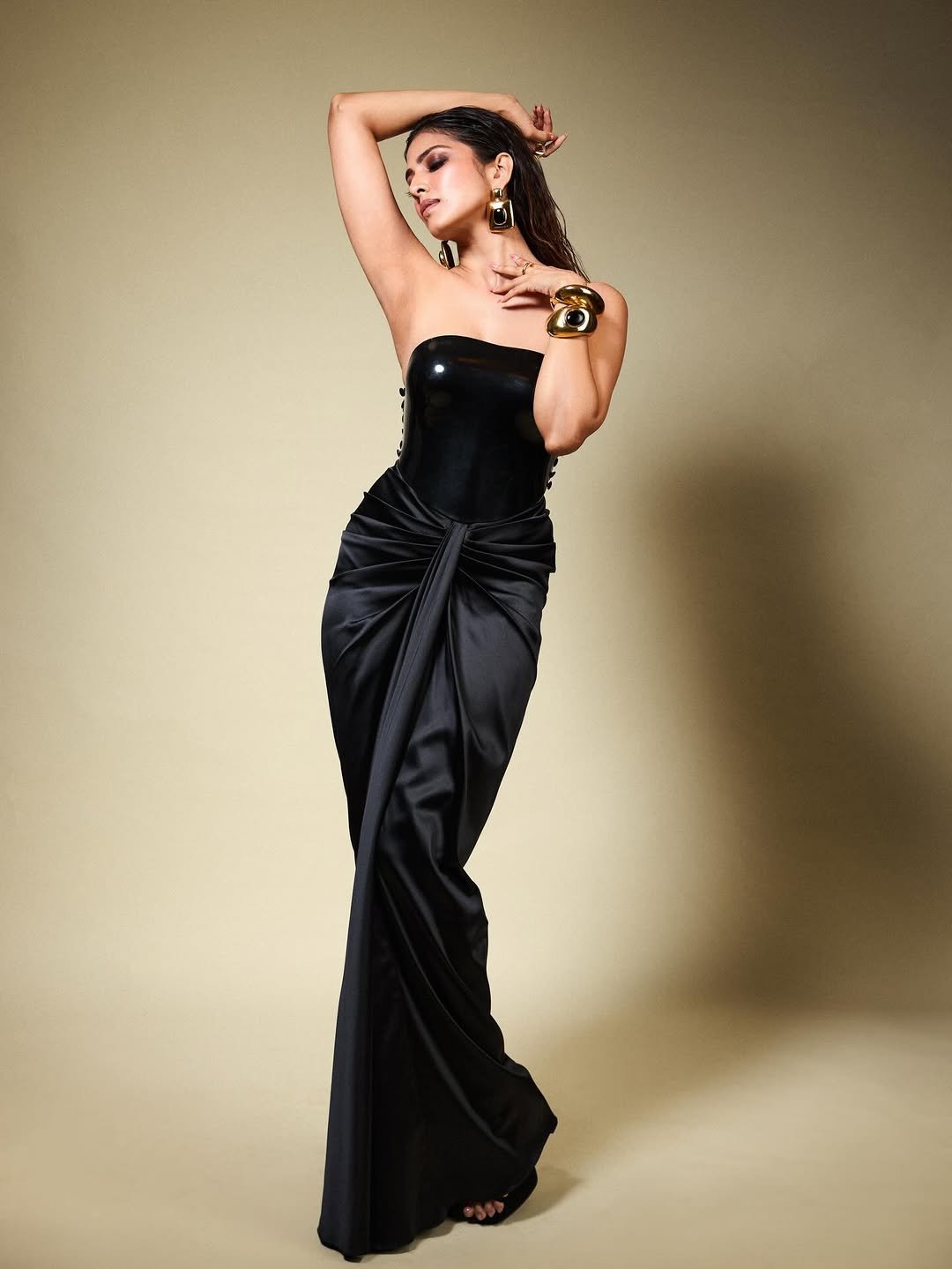 Malavika Mohanan Bold Black Outfit Photos – ActorFacts (12)