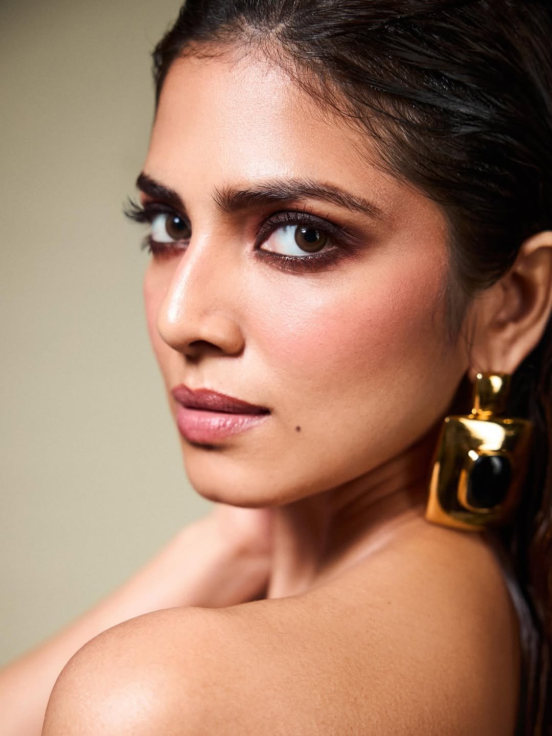 Malavika Mohanan Bold Black Outfit Photos – ActorFacts (3)