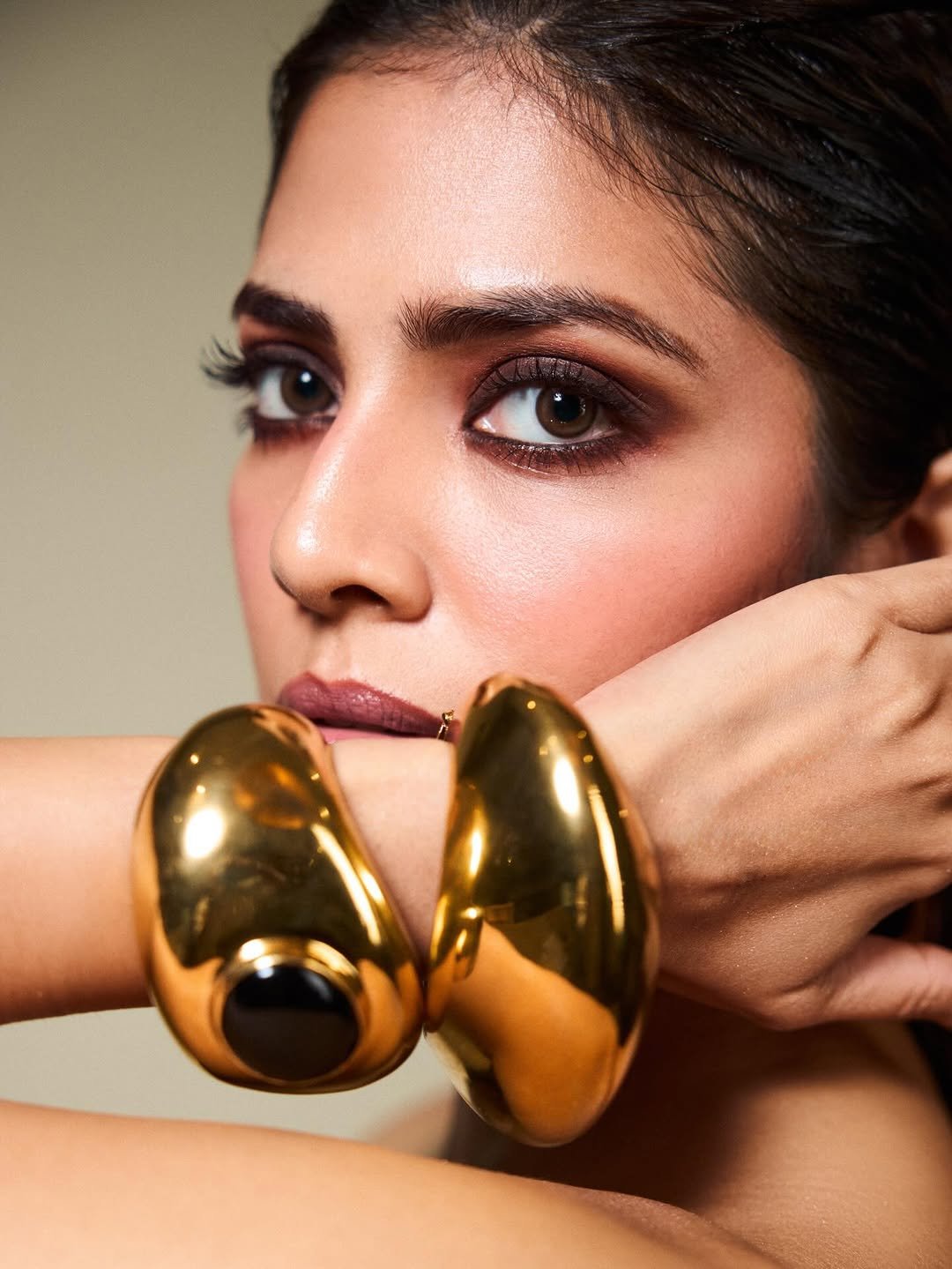 Malavika Mohanan Bold Black Outfit Photos – ActorFacts (5)