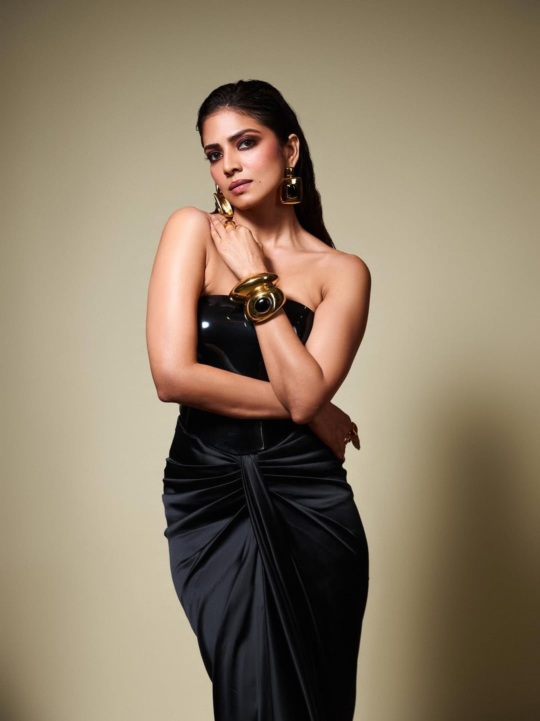 Malavika Mohanan Bold Black Outfit Photos – ActorFacts (9)