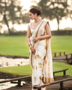 Malavika Mohanan Elegant in Cream Saree – Latest Traditional HD Photos 2026 (10)