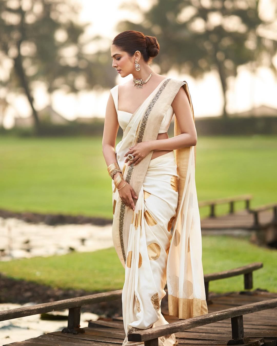 Malavika Mohanan Elegant in Cream Saree – Latest Traditional HD Photos 2026 (10)