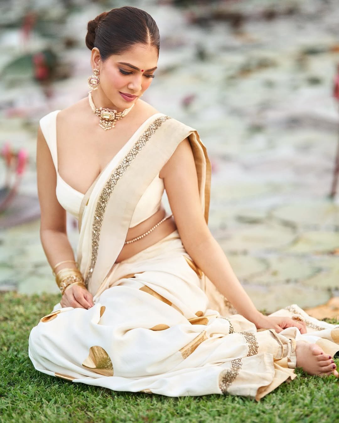 Malavika Mohanan Elegant in Cream Saree – Latest Traditional HD Photos 2026 (11)