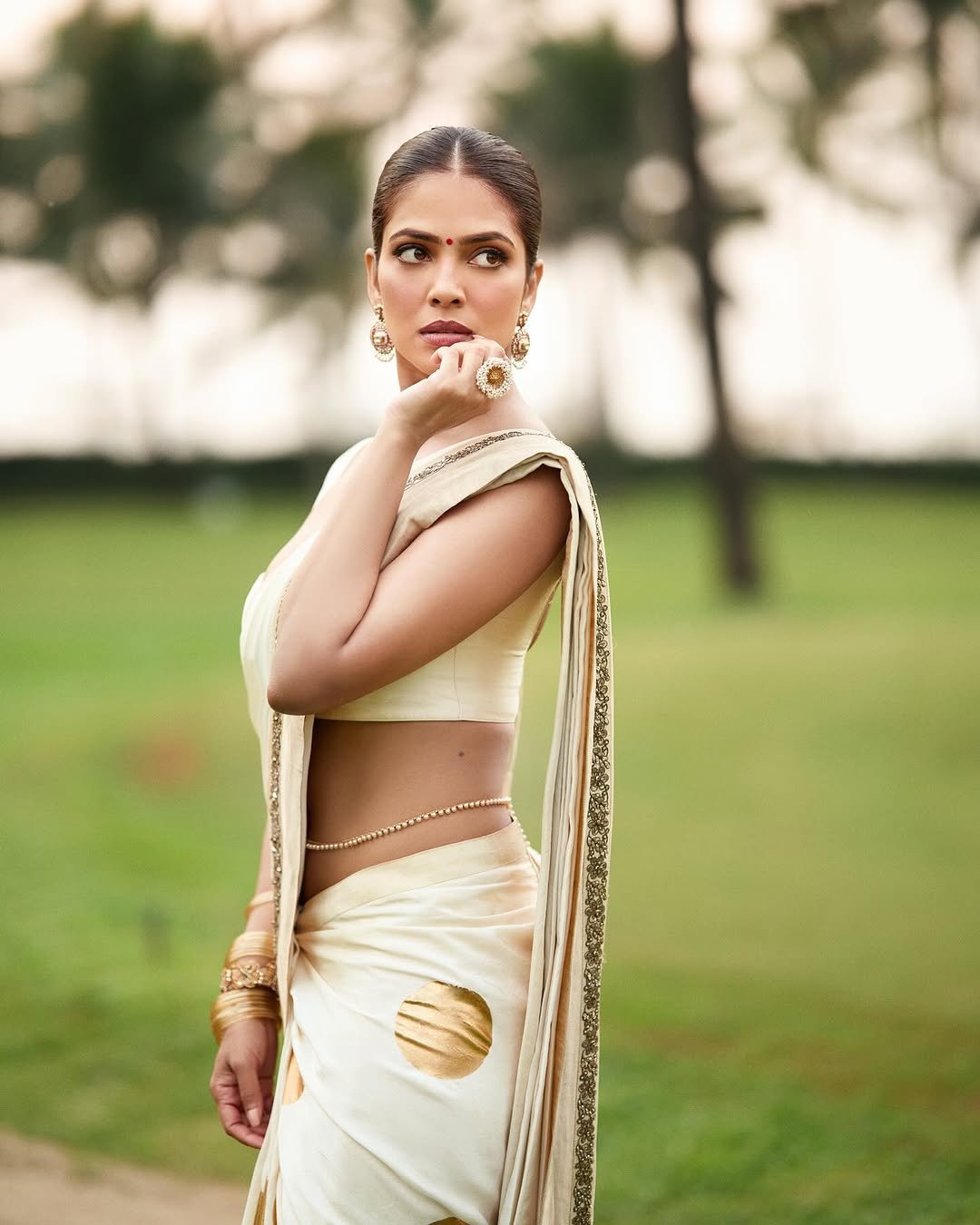 Malavika Mohanan Elegant in Cream Saree – Latest Traditional HD Photos 2026 (2)
