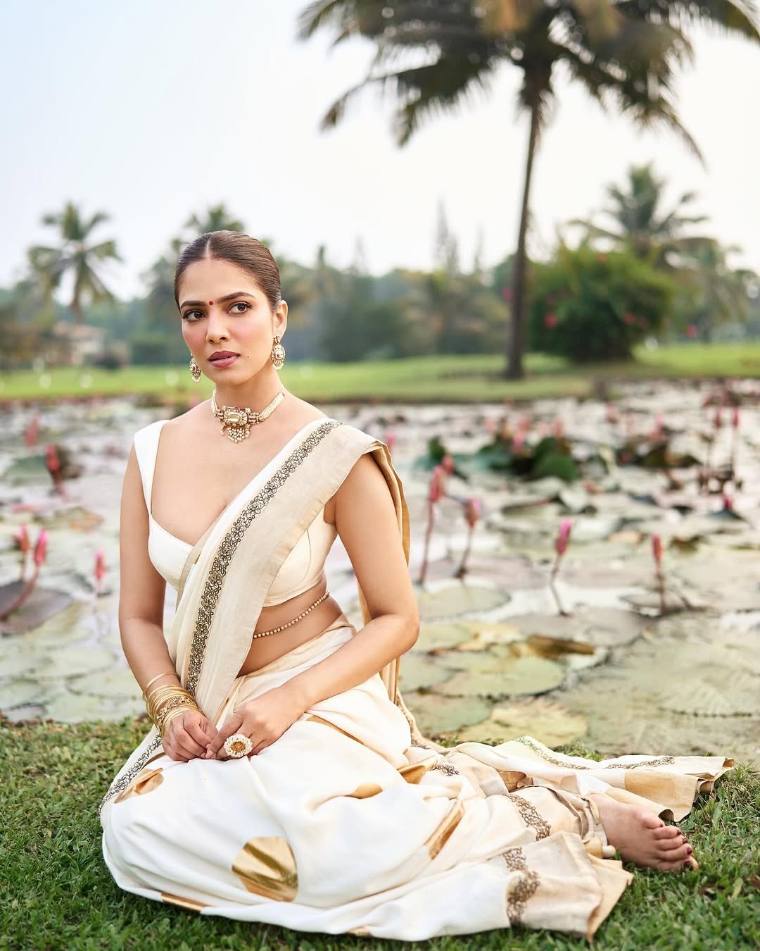 Malavika Mohanan Elegant in Cream Saree – Latest Traditional HD Photos 2026 (5)