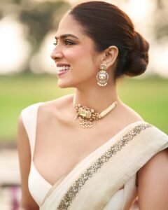 Malavika Mohanan Elegant in Cream Saree – Latest Traditional HD Photos 2026 (7)
