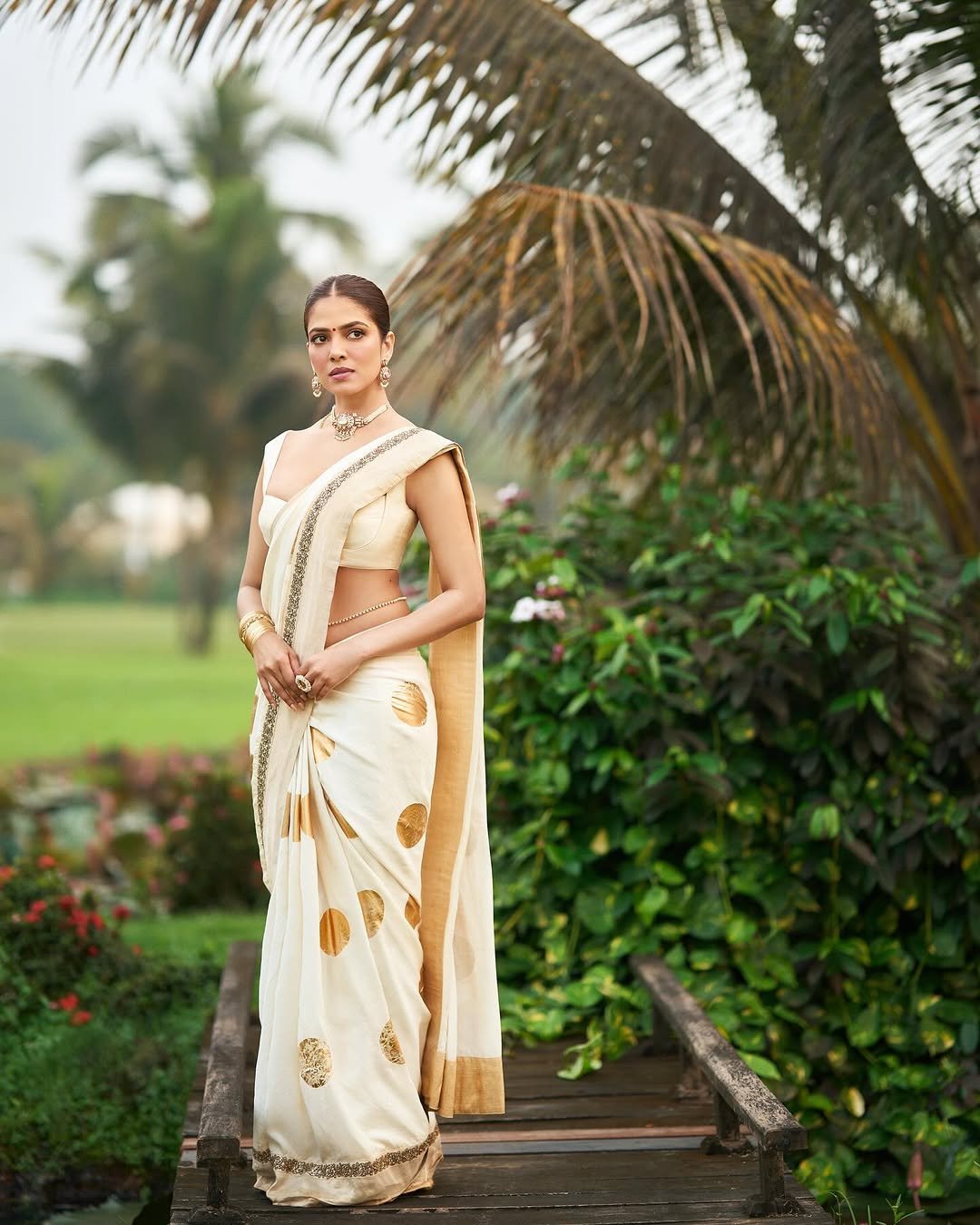 Malavika Mohanan Elegant in Cream Saree – Latest Traditional HD Photos 2026 (9)