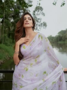 Malavika Mohanan Looks Graceful in Lavender Floral Saree – Latest HD Photos (1)