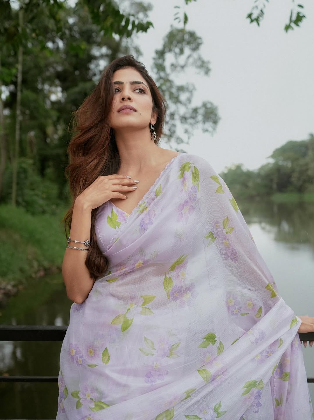 Malavika Mohanan Looks Graceful in Lavender Floral Saree – Latest HD Photos (1)