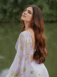 Malavika Mohanan Looks Graceful in Lavender Floral Saree – Latest HD Photos (10)