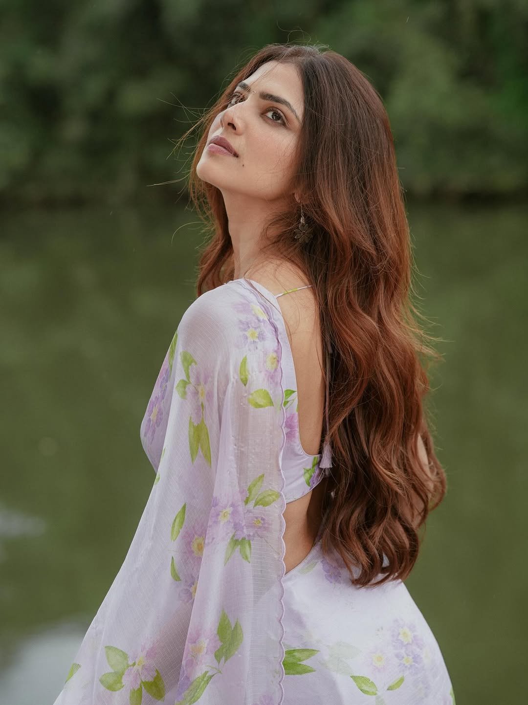 Malavika Mohanan Looks Graceful in Lavender Floral Saree – Latest HD Photos (10)