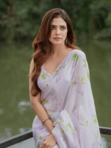 Malavika Mohanan Looks Graceful in Lavender Floral Saree – Latest HD Photos (11)