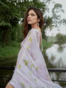 Malavika Mohanan Looks Graceful in Lavender Floral Saree – Latest HD Photos (13)