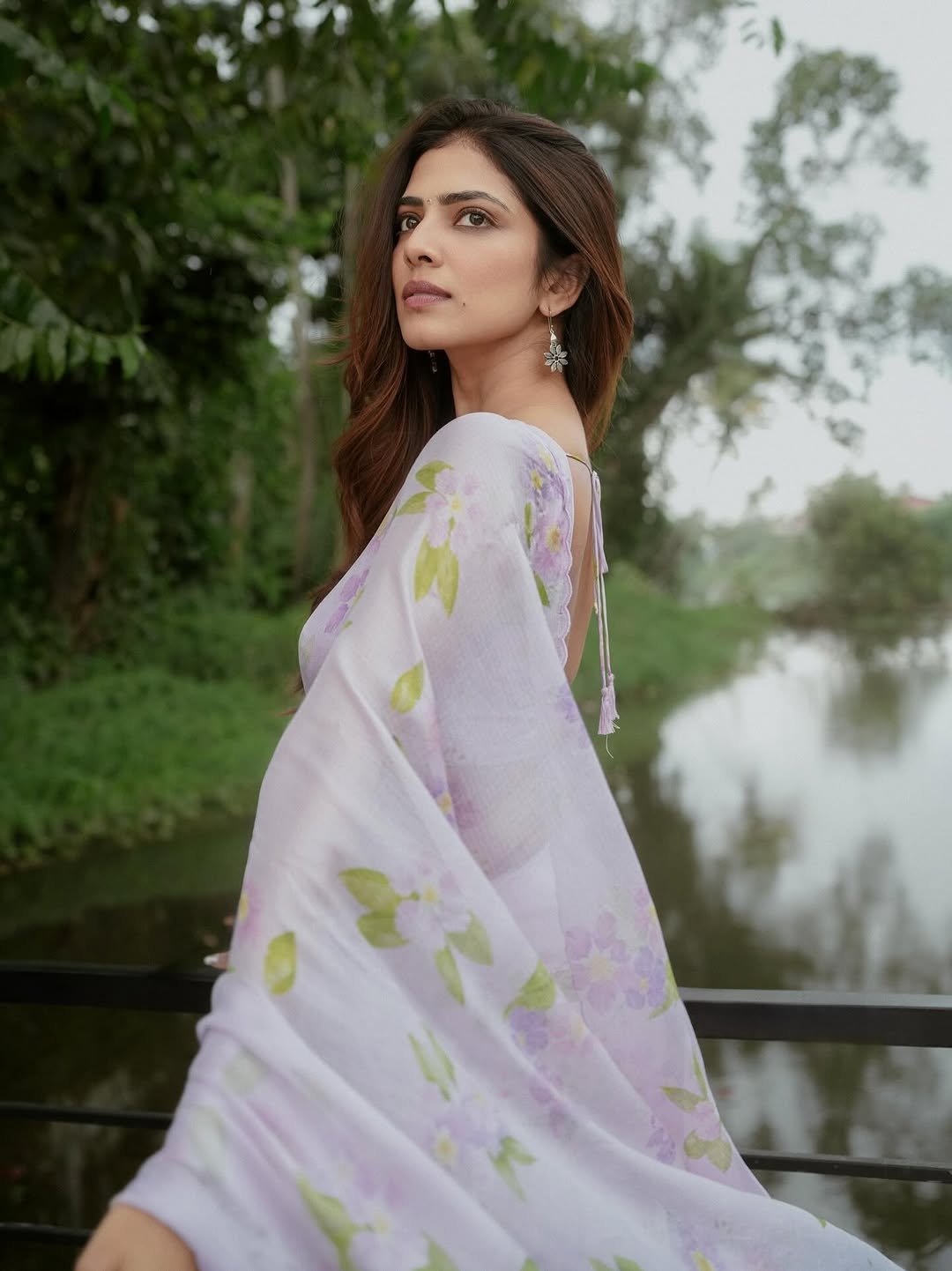 Malavika Mohanan Looks Graceful in Lavender Floral Saree – Latest HD Photos (13)