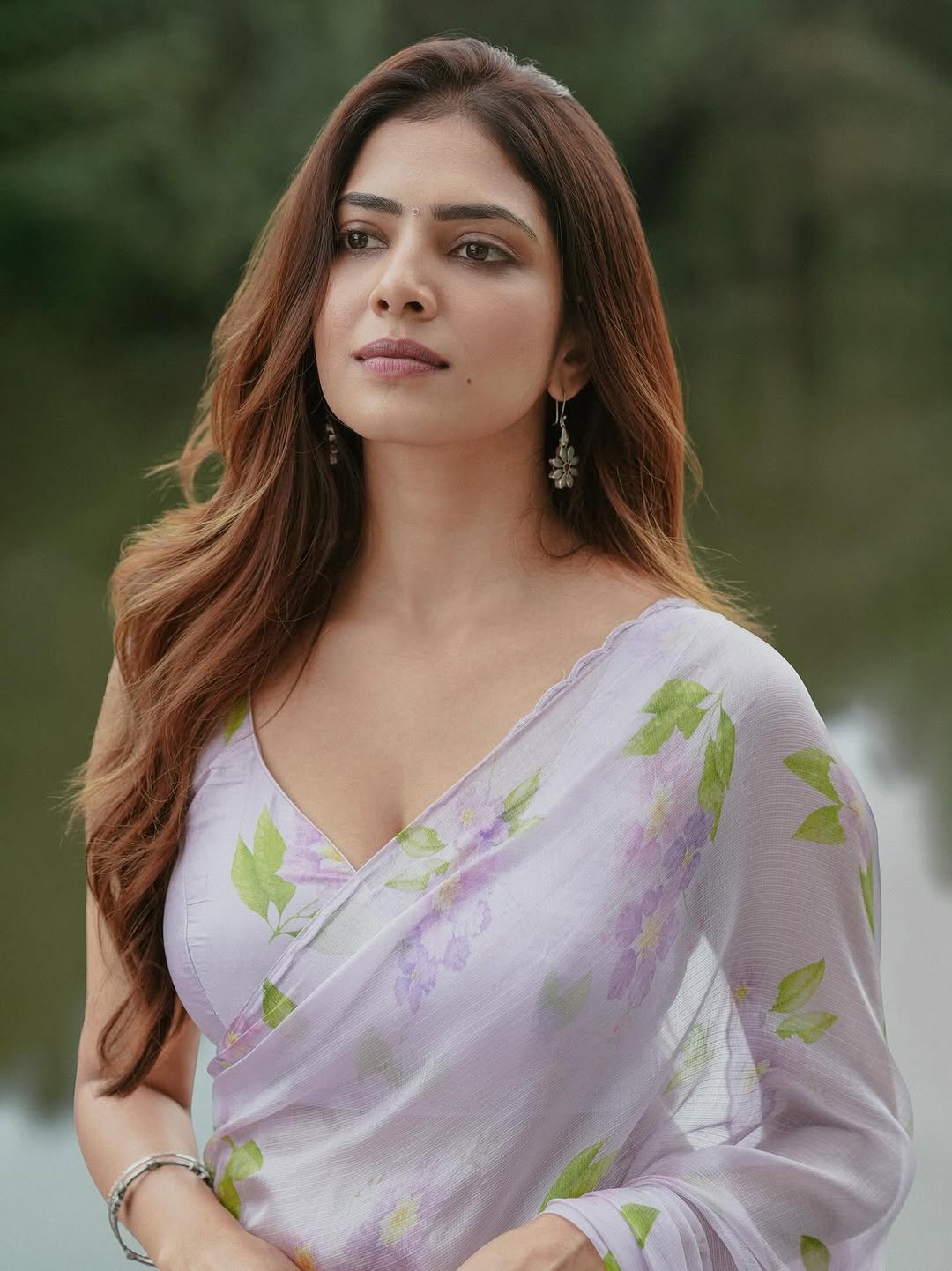 Malavika Mohanan Looks Graceful in Lavender Floral Saree – Latest HD Photos (14)