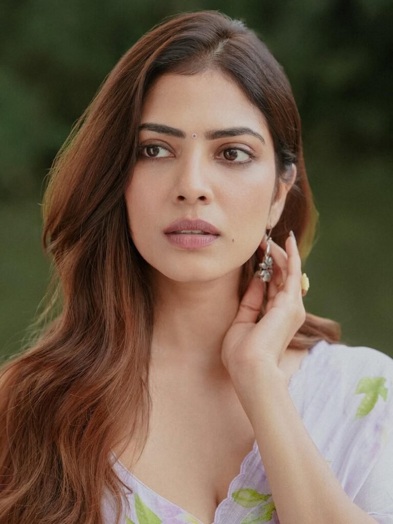 Malavika Mohanan Looks Graceful in Lavender Floral Saree – Latest HD Photos (2)
