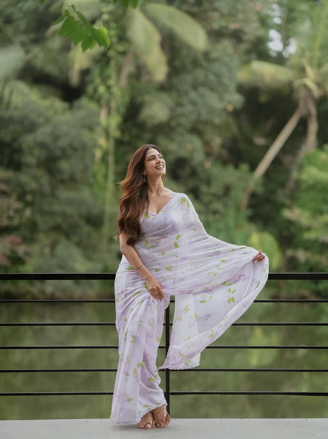 Malavika Mohanan Looks Graceful in Lavender Floral Saree – Latest HD Photos (3)