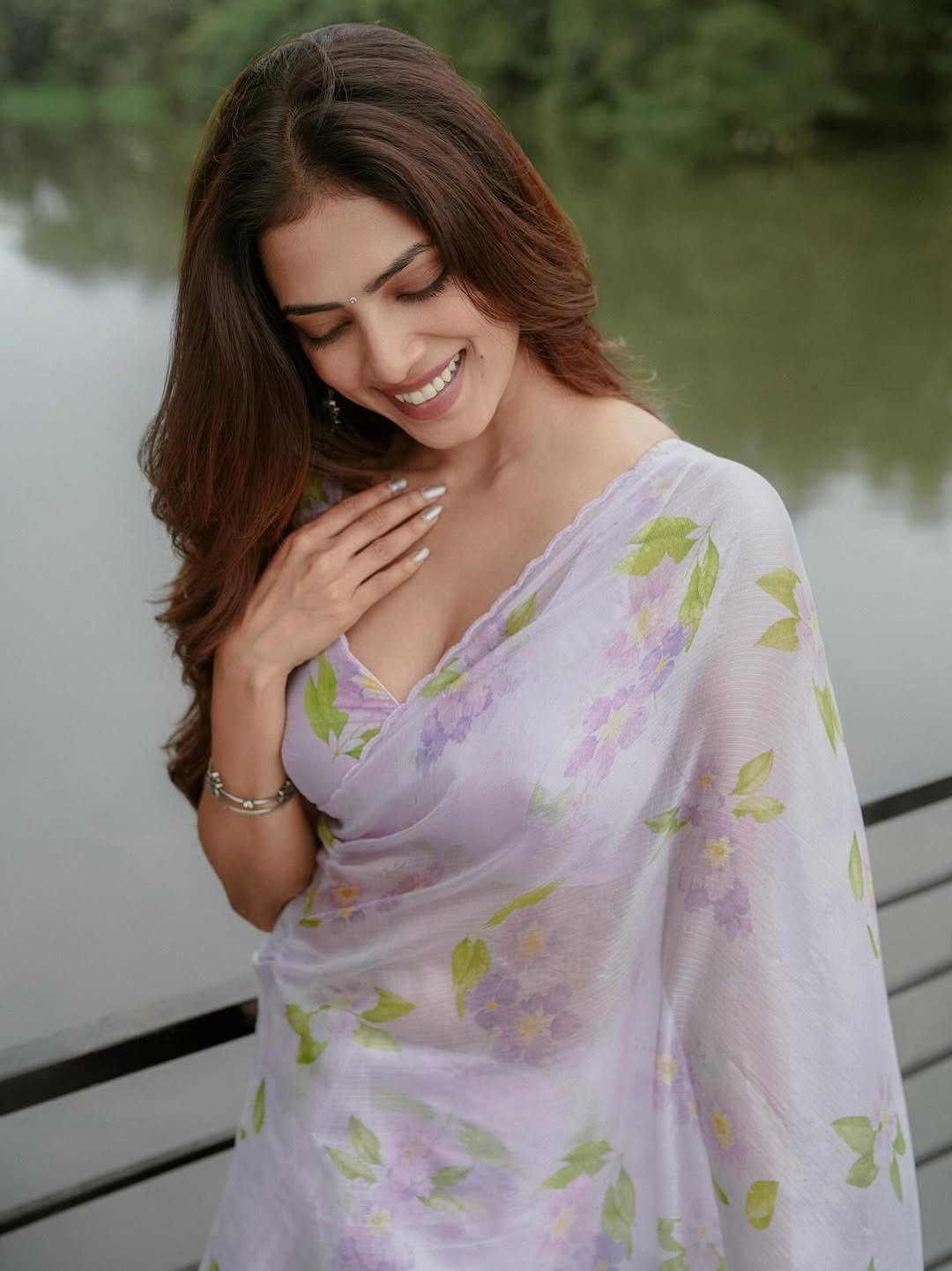 Malavika Mohanan Looks Graceful in Lavender Floral Saree – Latest HD Photos (6)